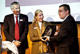 Bild (von links nach rechts): Vittorio Rossi, CEO Automation Components und Valeria Gavazzi, Verwaltungsratspräsidentin von Carlo Gavazzi, nehmen den Preis von Björn Cern, Chefredaktor des Swissequity Magazins, entgegen.